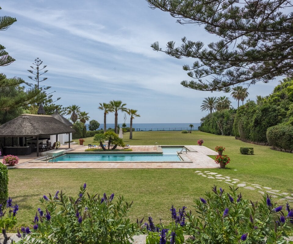 Preciosa villa en primera línea de playa en Guadalmina