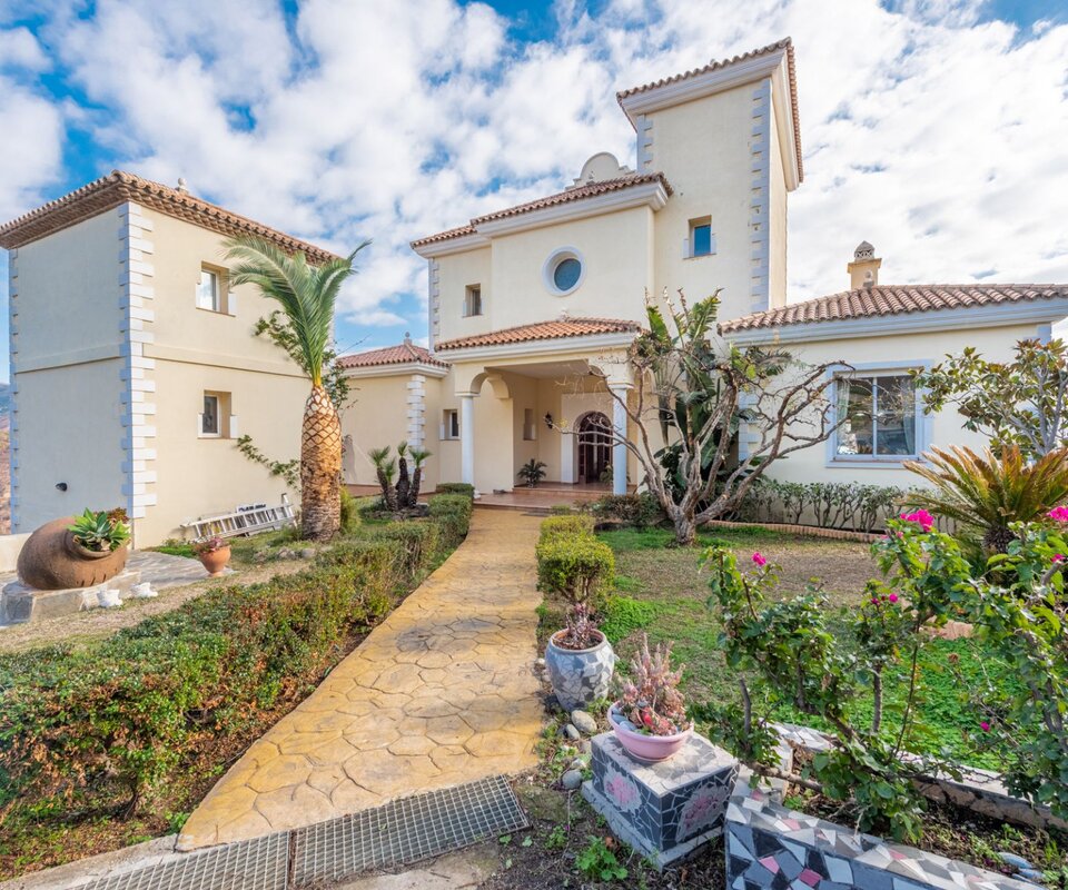 Fantastic villa set on a 60,000 m2 plot in Estepona with mountain and sea views