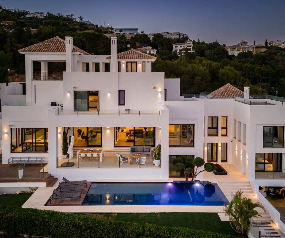 Moderne Villa in Altos de los Monteros mit spektakulärem Panoramablick auf das Meer