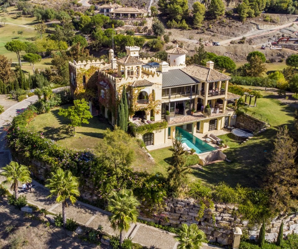 Exquisita mansión de estilo andaluz en Marbella Club Golf Resort: una obra maestra atemporal de elegancia y lujo