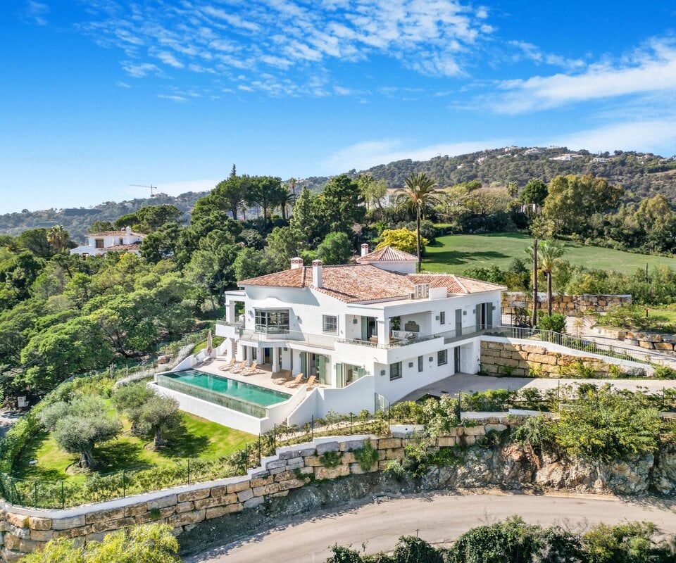 Superb villa with noble materials and sea views in El Madroñal