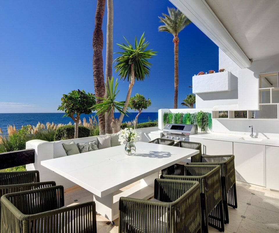 Completely renovated beachfront garden apartment in Marina Puente Romano 
