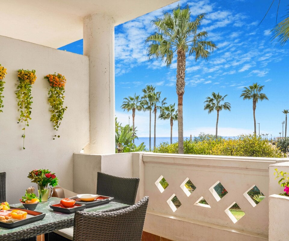 Beautiful beachfront flat within a luxurious community in Puerto Banús