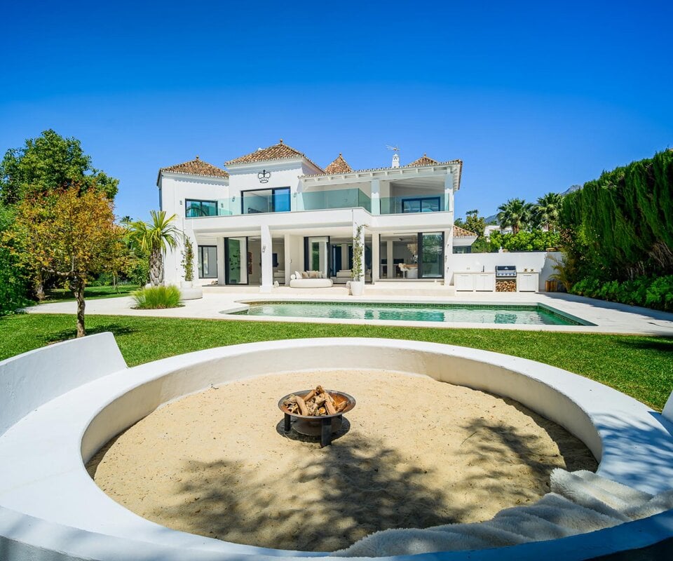 Fabulous bespoke family villa in a prestigious development in Nueva Andalucía