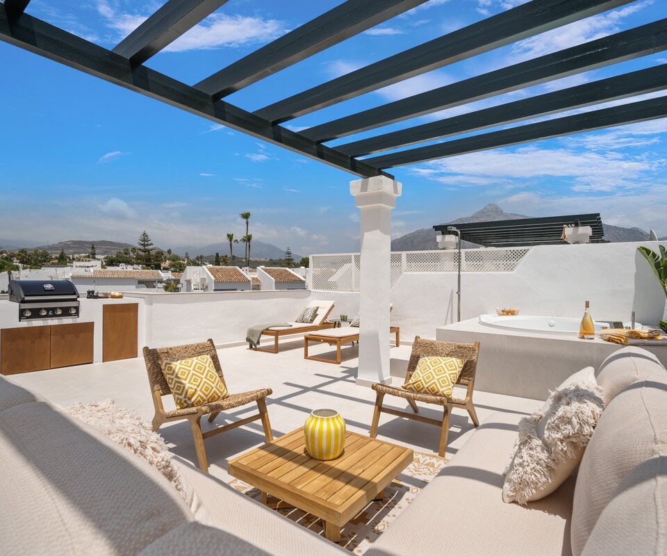 Stunning corner duplex penthouse with exquisite roof top terrace in Aloha, ideal for entertaining family and friends