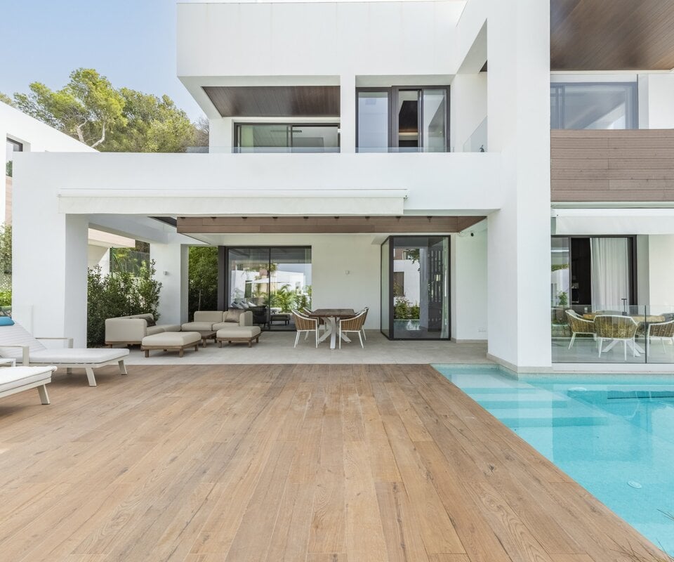 Nouvelle villa dans une communauté fermée, à distance de marche de la ville de Marbella et de la plage